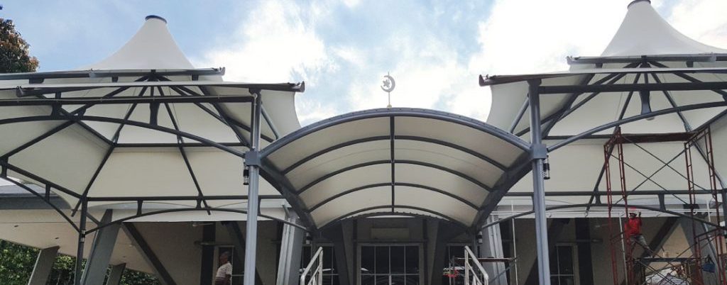 Kanopi bentuk conic dan curve pada pelataran Masjid Muqarrabin Jakarta Timur