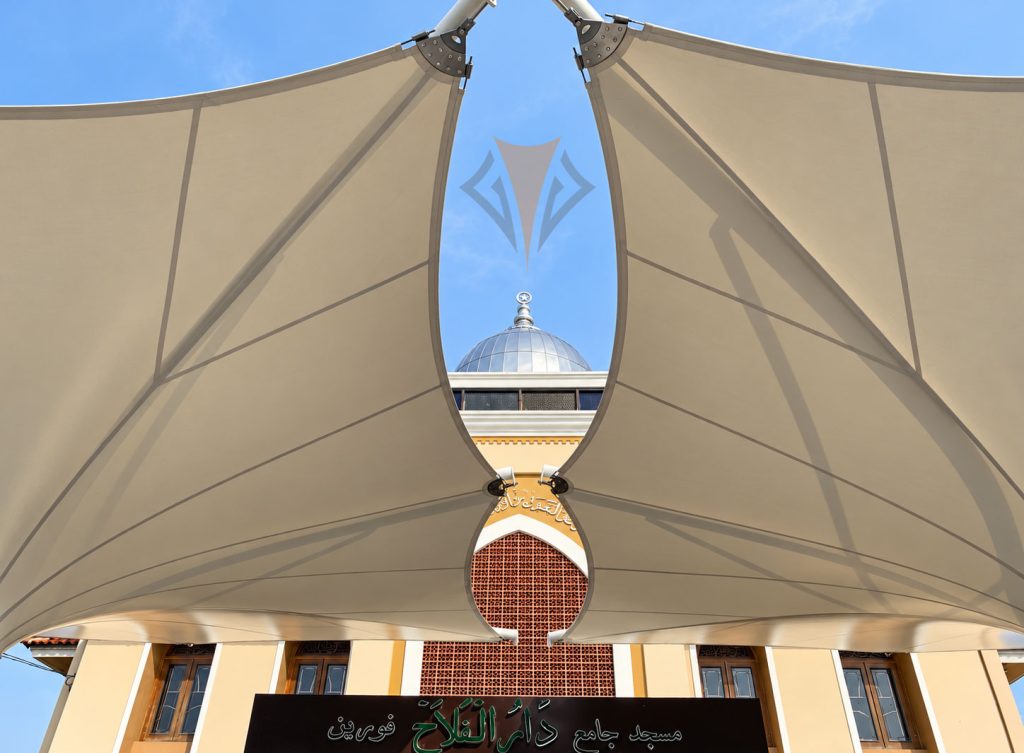 Aksesoris kanopi membran: clamp plate di sudut membran kanopi Masjid Darul Falah, Kendal